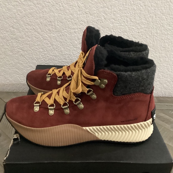 SOREL Out N' About III Conquest Waterproof Boot (Women), size 9 - Picture 7 of 10